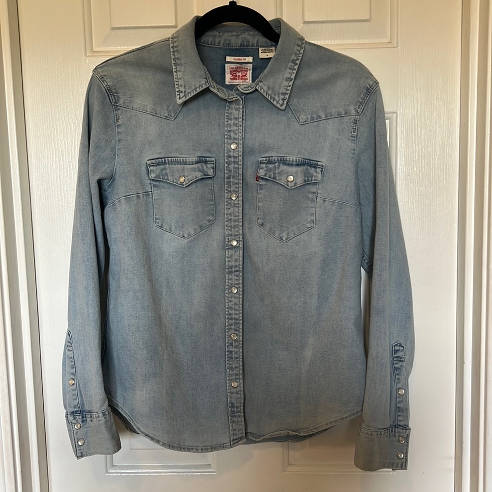 NWOT Levi chambray shirt